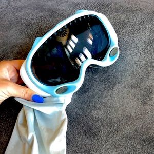 Women’s Oakley ski goggles